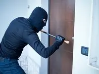 سارق بخت برگشته موقع دزدی خوابش برد !
