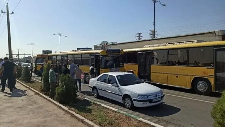 این تصویر از کفن پوشان در مسیر رسیدن به مصلی تهران در جهان غوغایی به پا کرد