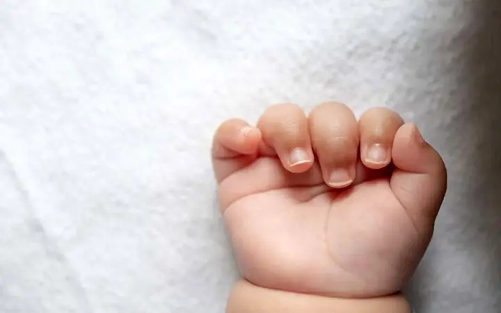 نوزاد عجول تا رسیدن مادر به بیمارستان تاب نیاورد و در خودرو بدنیا آمد + عکس