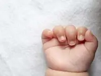 نوزاد عجول تا رسیدن مادر به بیمارستان تاب نیاورد و در خودرو بدنیا آمد + عکس