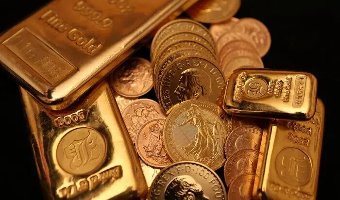 سقوط قیمت جهانی طلا هم‌زمان با افزایش قیمت نفت به بالای ۱۰۰ دلار