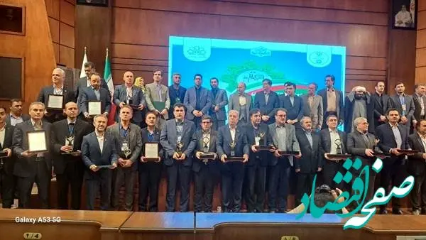 انتخاب شرکت فولاد امیرکبیر کاشان برای دومین بار به عنوان "واحد صنعتی برگزیده سبز کشور" و دریافت تندیس زرین ملی از سازمان حفاظت محیط زیست