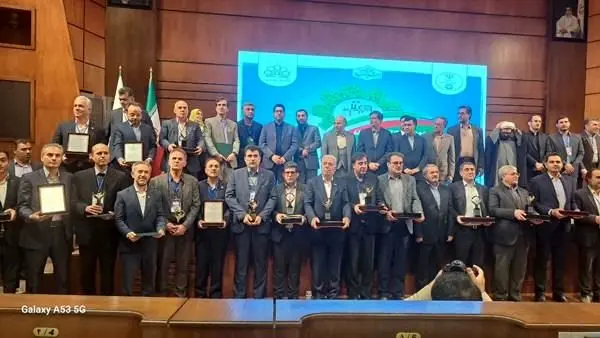 انتخاب شرکت فولاد امیرکبیر کاشان برای دومین بار به عنوان "واحد صنعتی برگزیده سبز کشور" و دریافت تندیس زرین ملی از سازمان حفاظت محیط زیست