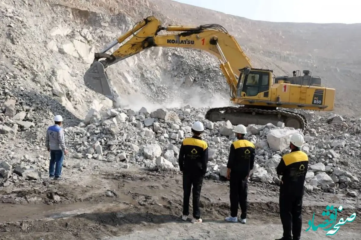 برگزاری مرحله عملی آموزش کارآموزان اپراتور بیل مکانیکی در سنگ آهن مرکزی ایران