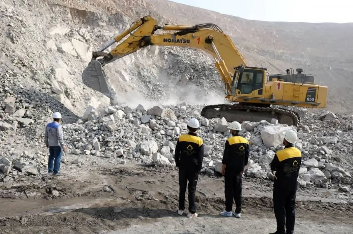 برگزاری مرحله عملی آموزش کارآموزان اپراتور بیل مکانیکی در سنگ آهن مرکزی ایران