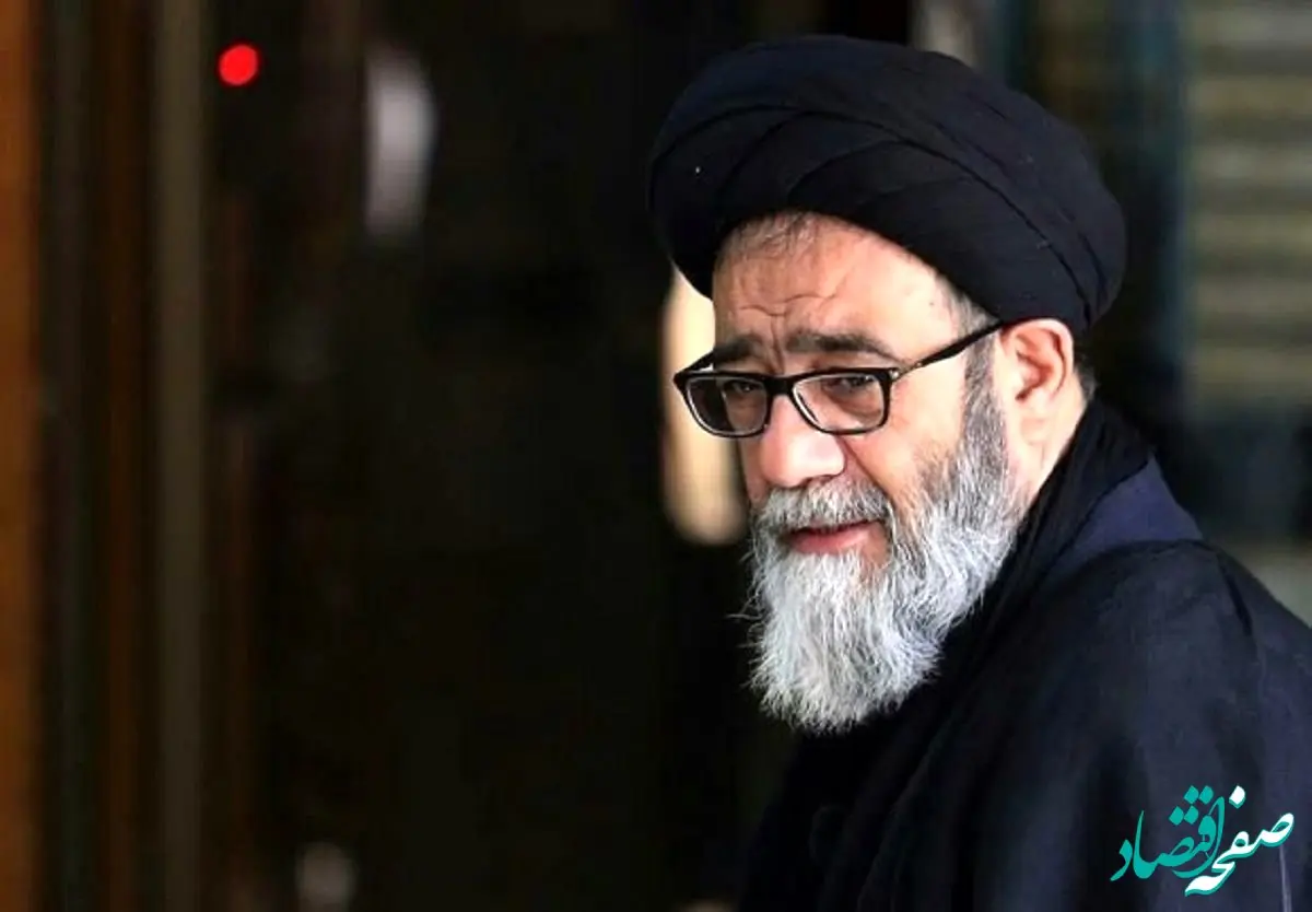 تصویری از امام جمعه تبریز در حال تماشای بازی استقلال و تراکتور
