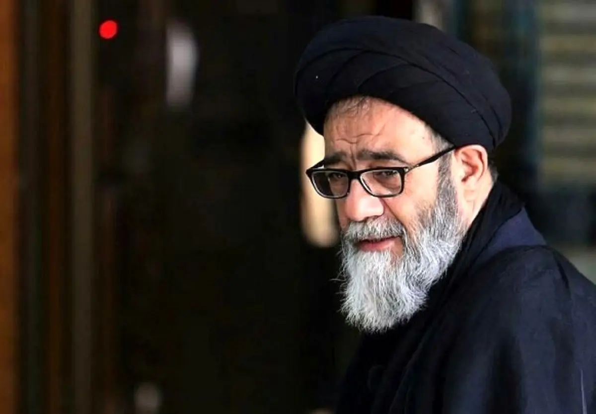 تصویری از امام جمعه تبریز در حال تماشای بازی استقلال و تراکتور
