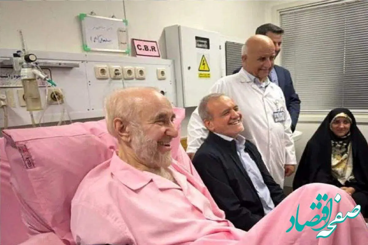 علت رنگ صورتی لباس خاتمی در بیمارستان برملا شد!