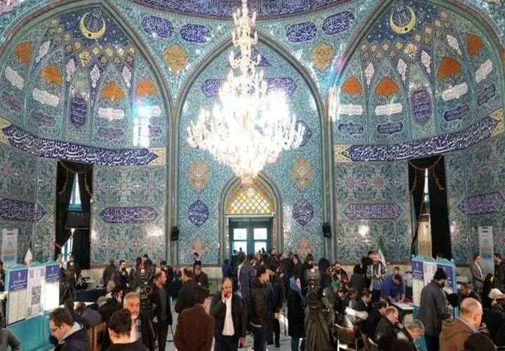 تصویر خیلی پرحاشیه از پسری جوان در صف رای حسینیه ارشاد تهران