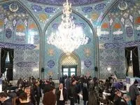 تصویر خیلی پرحاشیه از پسری جوان در صف رای حسینیه ارشاد تهران
