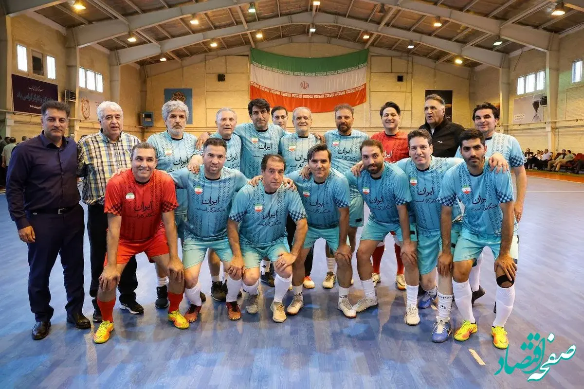 عکس هایی خاص و دیدنی از رئیس جمهور/ تصاویر فوتبال پزشکیان با کارگران 