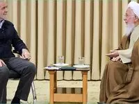 شیوه دست دادن آیت‌الله جوادی آملی معمولاً به همین نحوی است که انجام داده‌اند