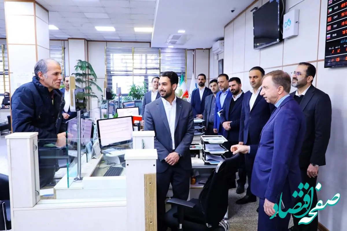 بازدید مدیرعامل و اعضای هیأتمدیره از شعبه مرکزی بانک دی