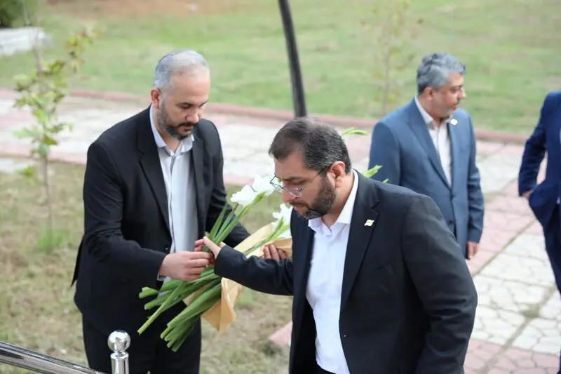 ازادای احترام مدیرعامل سازمان منطقه ازاد انزلی به مقام شامخ شهدا تا بازدید از مجتمع بندری کاسپین