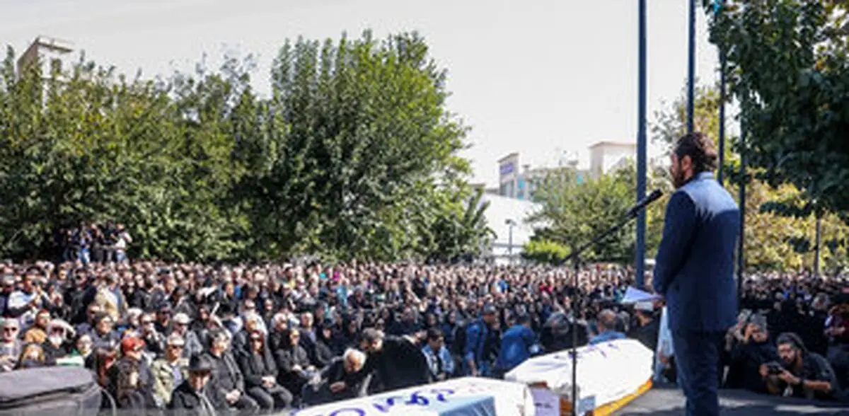 تصویر اصلاح‌ طلب معروف در مراسم تشییع داریوش مهرجویی و همسرش 