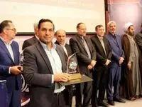 اهداء تندیس و‌ لوح تقدیر توسط رئیس کمیته امداد امام خمینی(ره) به پتروشیمی ایلام