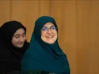 عکس جنجالی سخنگوی دولت بچه بغل در بیت رهبری حسابی خبرساز شد
