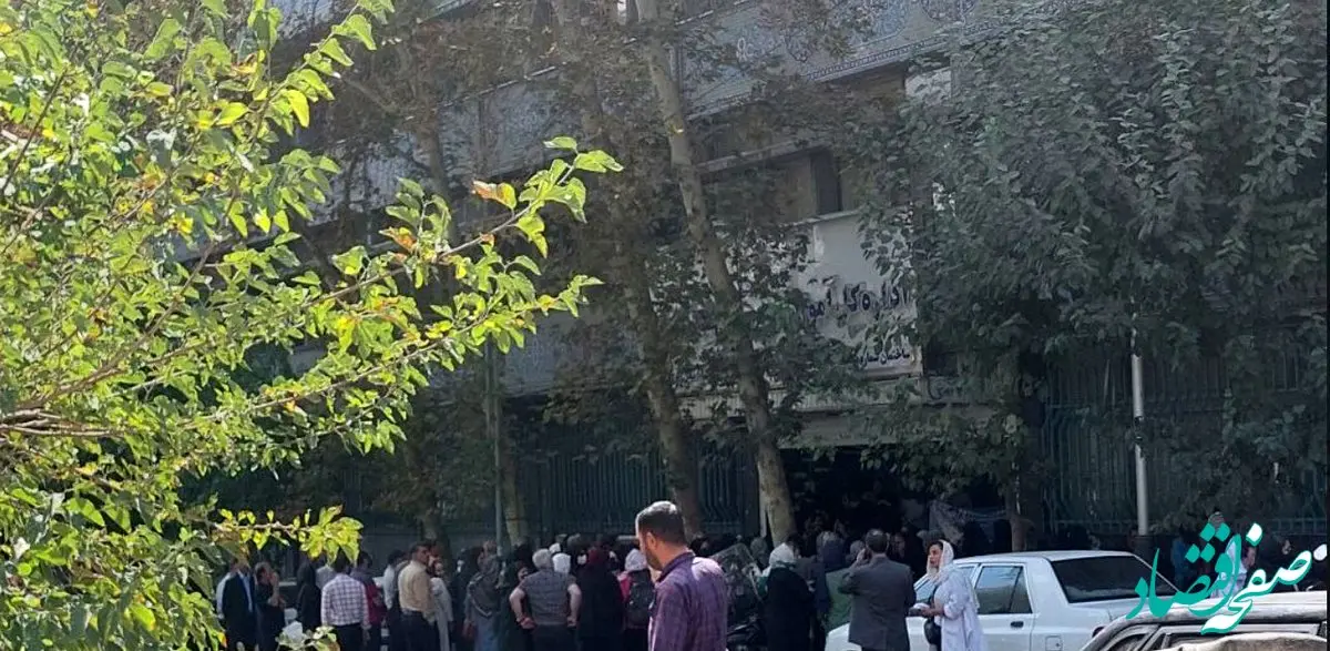 علت تجمع والدین دبیرستان دخترانه معروف تهران مقابل آموزش‌ و پرورش چه بود؟ 