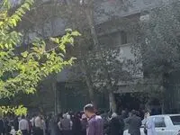 علت تجمع والدین دبیرستان دخترانه معروف تهران مقابل آموزش‌ و پرورش چه بود؟ 