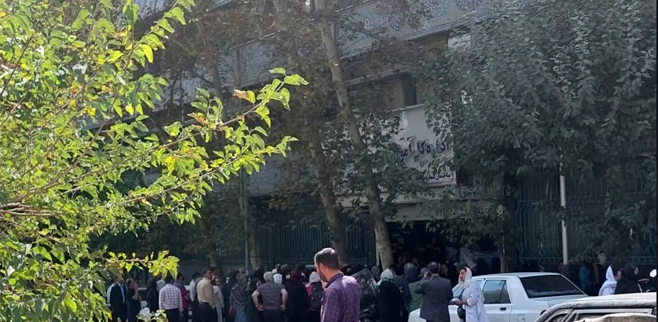 علت تجمع والدین دبیرستان دخترانه معروف تهران مقابل آموزش‌ و پرورش چه بود؟ 