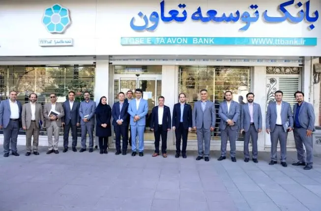 خدمات به بخشهای تولیدی و تعاونی ها و کسب رضایتمندی مشتریان در شعب بانک توسعه تعاون استان خراسان رضوی مطلوب می باشد