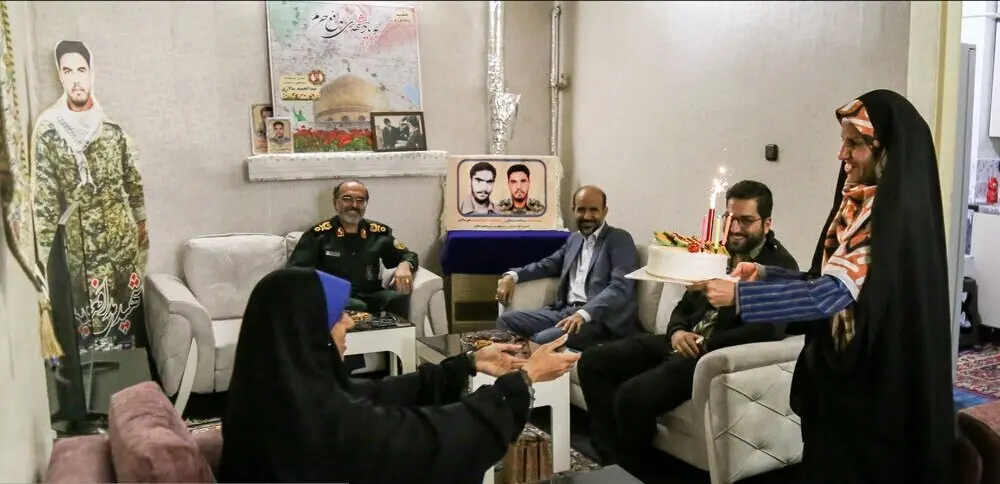 عکس | این سردار معروف سپاه برای این دختر جشن تولد گرفت