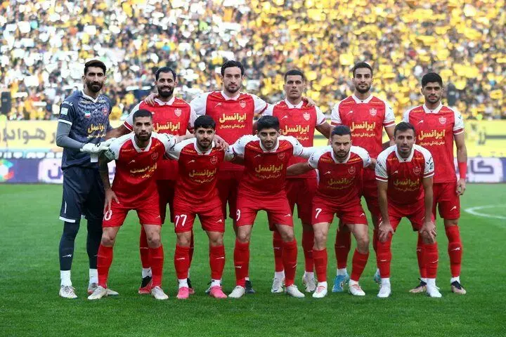 تمرین گرم پرسپولیس در هوای سرد تهران با حضور یک مهمان ویژه !