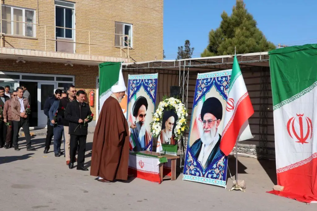 گزارش تصویری مراسم گلباران تمثال حضرت امام خمینی( ره)  به مناسبت ۱۲ بهمن ماه، سالروز ورود امام به میهن 