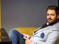 گلزار در حال بازی با حیوان خانگی اش،  هر کاری میکنه گربه اش هم تقلید می کنه + ویدئو 