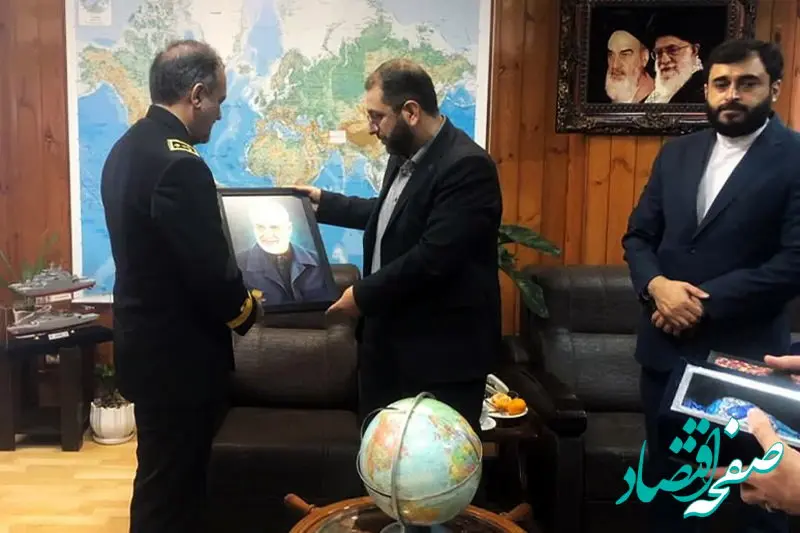 تجلیل مدیرعامل سازمان منطقه آزاد انزلی از فرمانده ناوگان شمال
