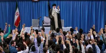 تصاویری متفاوت از عزاداری اربعین دانشجویان در محضر رهبر انقلاب 
