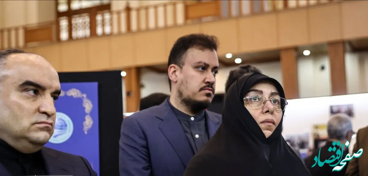 تصویری خاص از همسر و پسر شهید امیرعبداللهیان در کنار مخبر