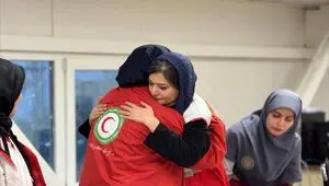 حضور پردیس احمدیه بازیگر سینما در میان امدادگران جمعیت هلال احمر در لحظه تحویل سال