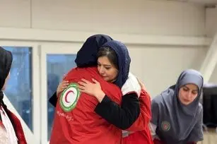 حضور پردیس احمدیه بازیگر سینما در میان امدادگران جمعیت هلال احمر در لحظه تحویل سال