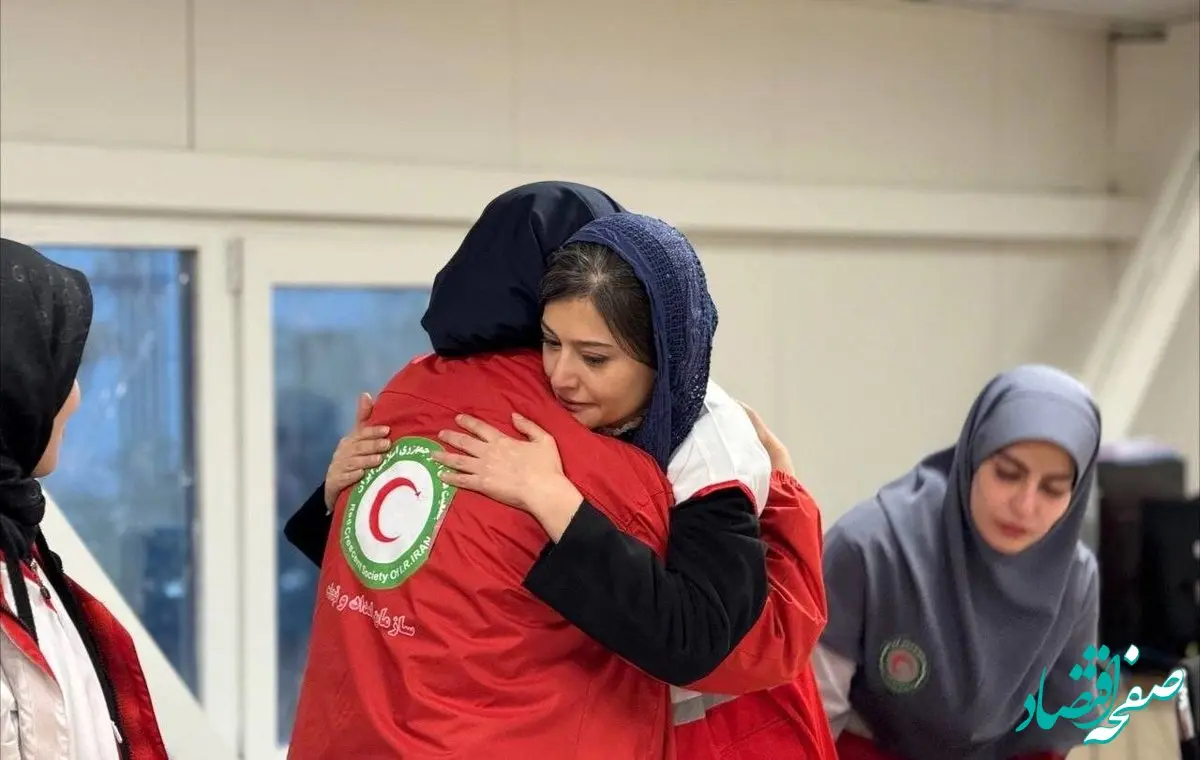 حضور پردیس احمدیه بازیگر سینما در میان امدادگران جمعیت هلال احمر در لحظه تحویل سال