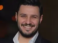 مالک زخم کاری پدر شد ! + اولین عکس از جواد عزتی و دختر بامزه اش