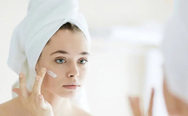 بعد از ماسک ورقه‌ ای صورت را بشوییم یا نه؟ روتین پوستی بعد از ماسک ورقه‌ای چه کنیم؟