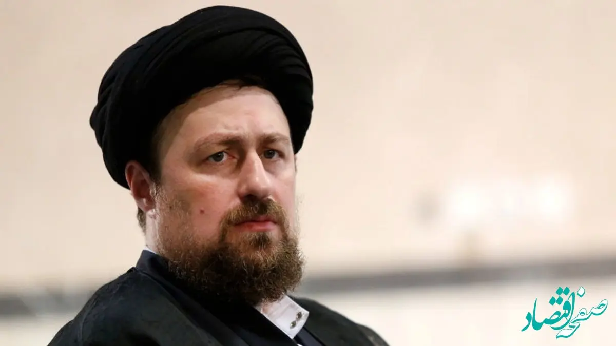 تصویری خاص از قرآن خواندن سیدحسن خمینی بر مزار پدر همسرش+ عکس