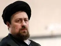 تصویری خاص از قرآن خواندن سیدحسن خمینی بر مزار پدر همسرش+ عکس