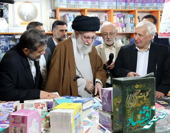 تصویری از هدیه ویژه رهبر انقلاب به یک غرفه دار در نمایشگاه کتاب