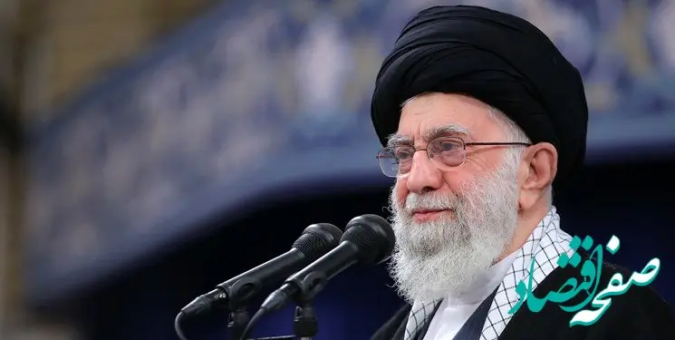 فیلم | هدیه ویژه غرفه‌دار صنایع دستی به رهبر انقلاب و دریافت انگشتر رهبری | غرفه دار به رهبری چه هدیه داد؟ 