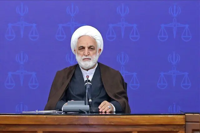 فرامین حضرت‌عالی را بی‌درنگ و بدون تنازل اجرا می‌کنیم