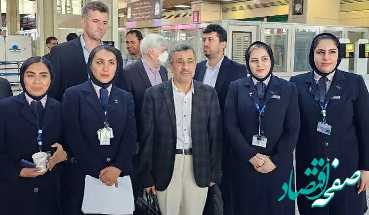 عکس دیده نشده احمدی نژاد داخل هواپیما با یک زن بی حجاب