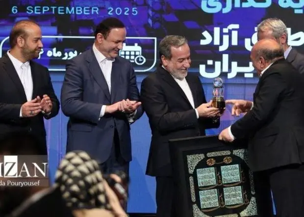 اهدای نشان اجلاس بین‌المللی نقش دیپلماسی در توسعه اقتصادی منطقه آزاد ماکو به وزیر امور خارجه