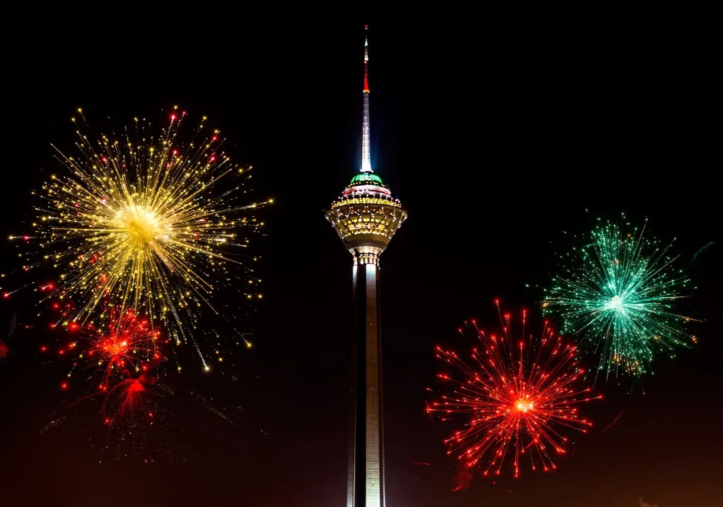 صدای انفجار در تهران امشب طبیعی است؛ جشن نورافشانی برج میلاد