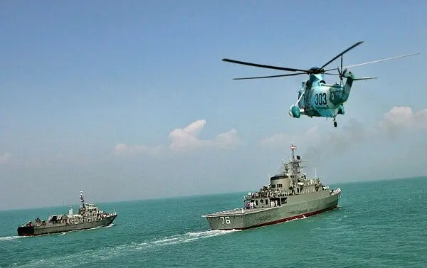 ناوشکن آمریکایی از تنگه هرمز فرار کرد