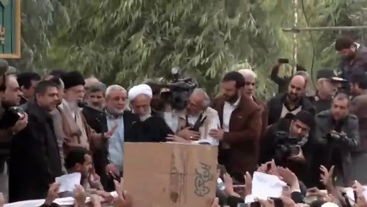 رهبر شهید انقلاب در مناطق زلزله‌زده سرپل ذهاب و بازدید از چادرهای زلزله زدگان + تصاویر