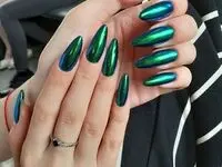 لاک ژل، کروم و فرنچ سبز/ ایده‌هایی برای طراحی ناخن با رنگ بال مگسی