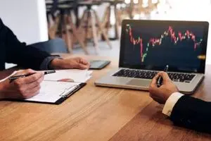 بورس در سایه سیاست؛ عقب‌نشینی ۵.۵ درصدی شاخص کل در هفته پایانی بهمن ۱۴۰۴