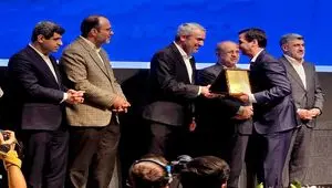 گواهی سپرده کالایی گندله چادرملو رونمایی شد / اهدای لوح افتخار برترین‌های بورس کالا به مدیرعامل چادرملو